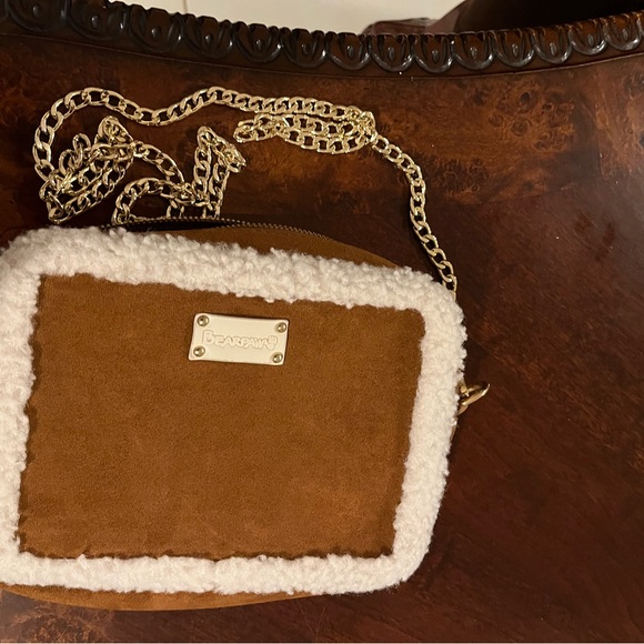 BEARPAW Brown crossbody faux suede & Sherpa purse gold chain - Picture 4 of 5